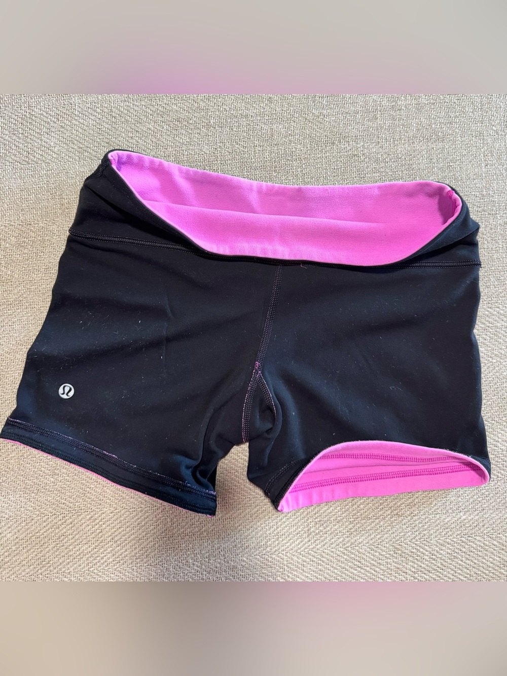 GUC Lululemon reversible pink black short shorts size 6